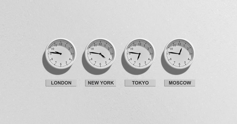 Horloge murale année 50 : le charme rétro qui transforme votre déco