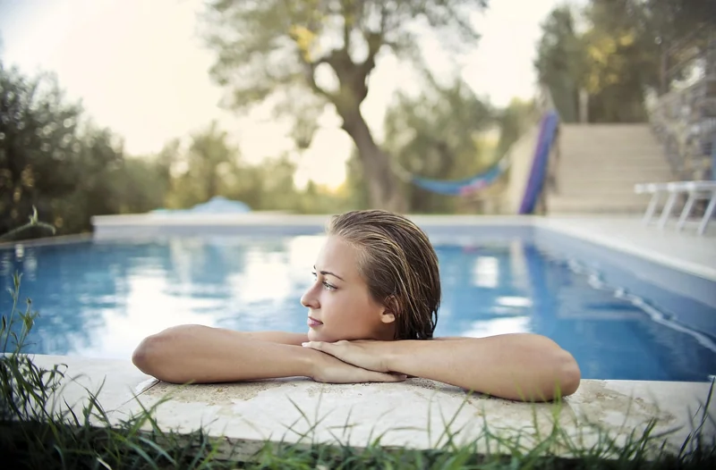 Piscine hors-sol vs enterrée : le match fiscal