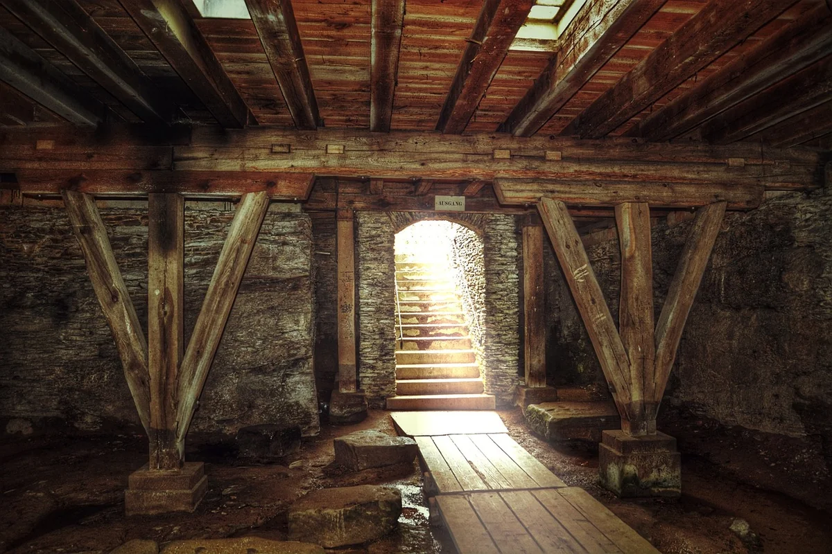 Découvrez le prix 2026 d'une cave à vin sur mesure sous escalier et transformez votre espace